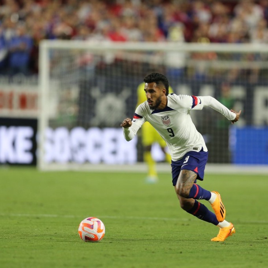 jesus ferreira dribbling the ball