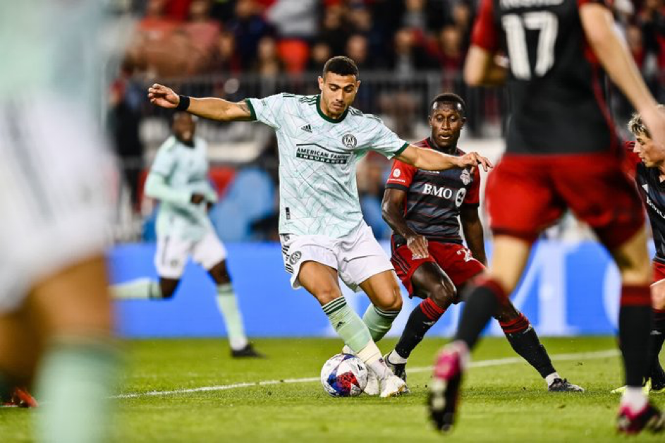 Giorgos Giakoumakis controlling the ball surrounded by Toronto FC players